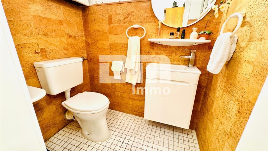 Barrierearme Terrassenwohnung mit Schwimm / Spa-Saunabereich, Garage in gesuchter Lage - Gäste WC